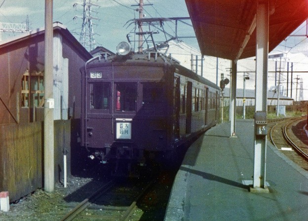 写真: ﾁｮｺﾚｰﾄ色の電車