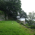 写真: 備中松山城の石垣と土塀