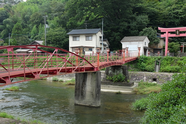 写真: 川に架かる赤い橋