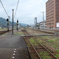 写真: 津山駅と続く線路