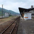 写真: 津山駅と続く線路