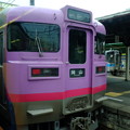 写真: 岡山行きの紫の列車