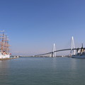 写真: 新湊大橋と海王丸