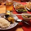 写真: カンボジアにて夕食中