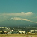 写真: 車窓からの笠雲富士