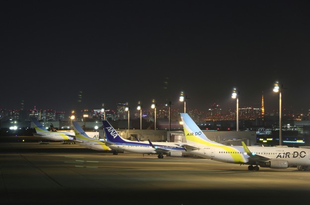 写真: 羽田空港の夜景