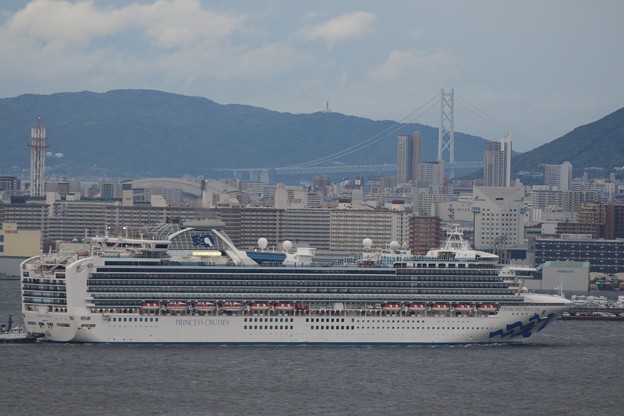 写真: 明石大橋と豪華客船ダイヤモンドプリンセス