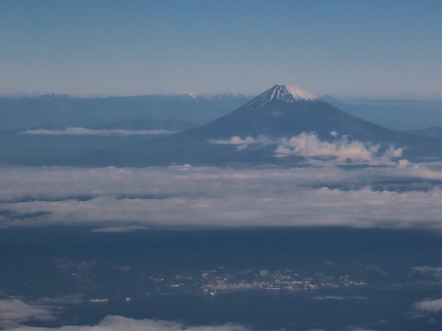 写真: 冠雪の富士山