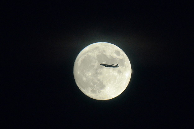 写真: 月に飛行機