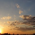 写真: 夕陽、雲と鉄塔