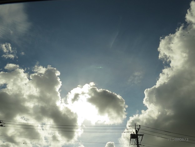 写真: 太陽が雲の後ろで輝く