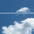 横にキリリと真直ぐに飛行機雲！