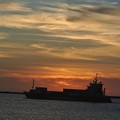 写真: ６月10日の那覇港の夕焼け
