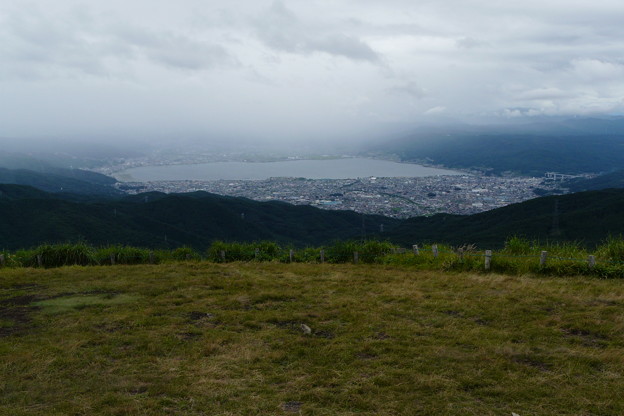 写真: 諏訪湖が見えた・頂上