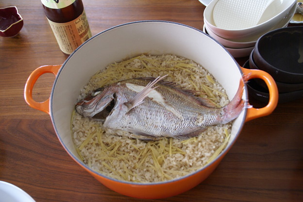 写真: 恒例の鯛飯（春秋レシピ）