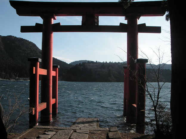 写真: 「平和の鳥居」(箱根神社)~今年一年の平和を願って